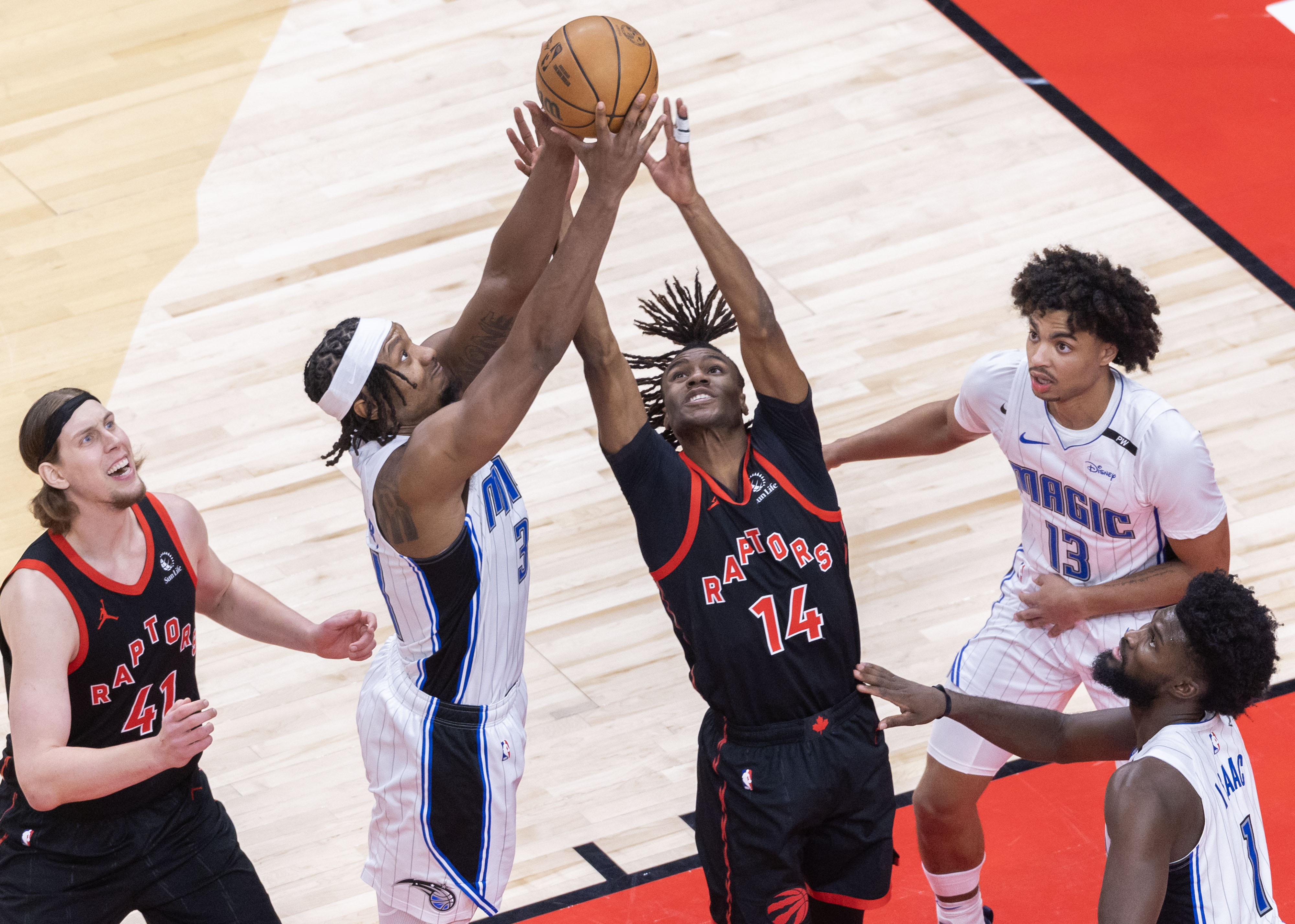 猛龙主场大胜活塞，伦纳德砍下分