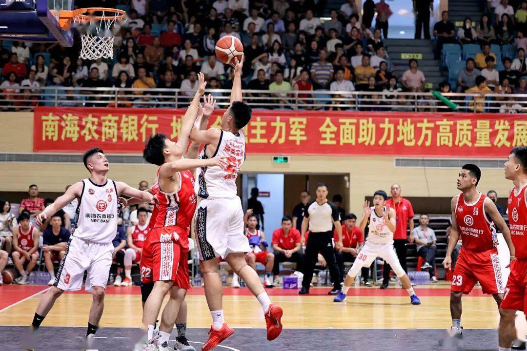 队员间默契十足，比赛节奏紧凑激烈的简单介绍