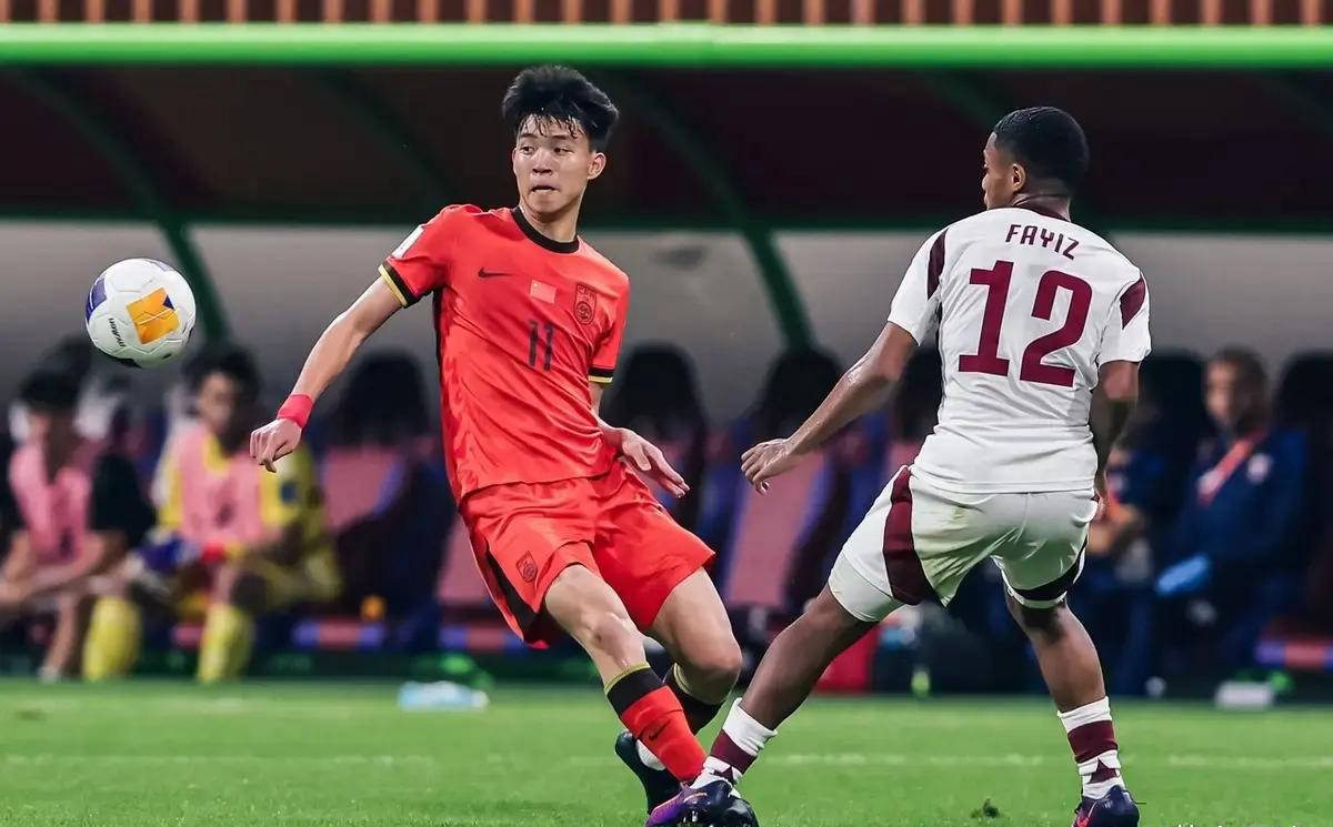 开云平台-一场足球比赛中队员表现出色