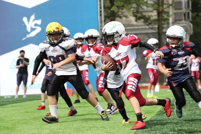 国家队比赛激情迸发，球场热血沸腾