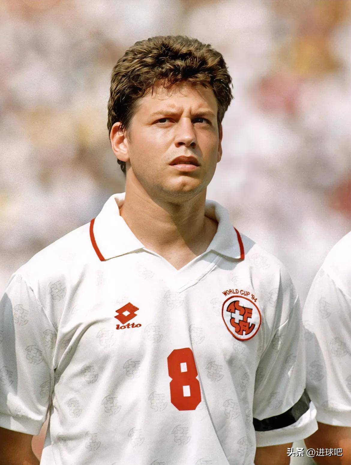 瑞士队员场上奋力拼搏，取胜晋级