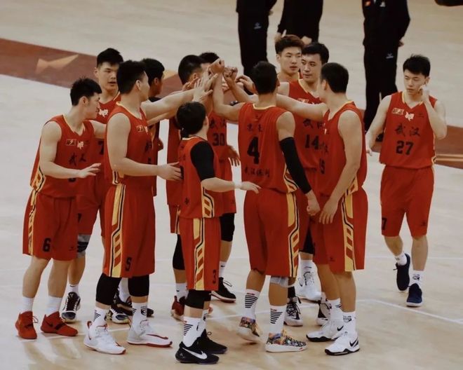 开云体育官网-重庆男篮惨败，全队训练备战