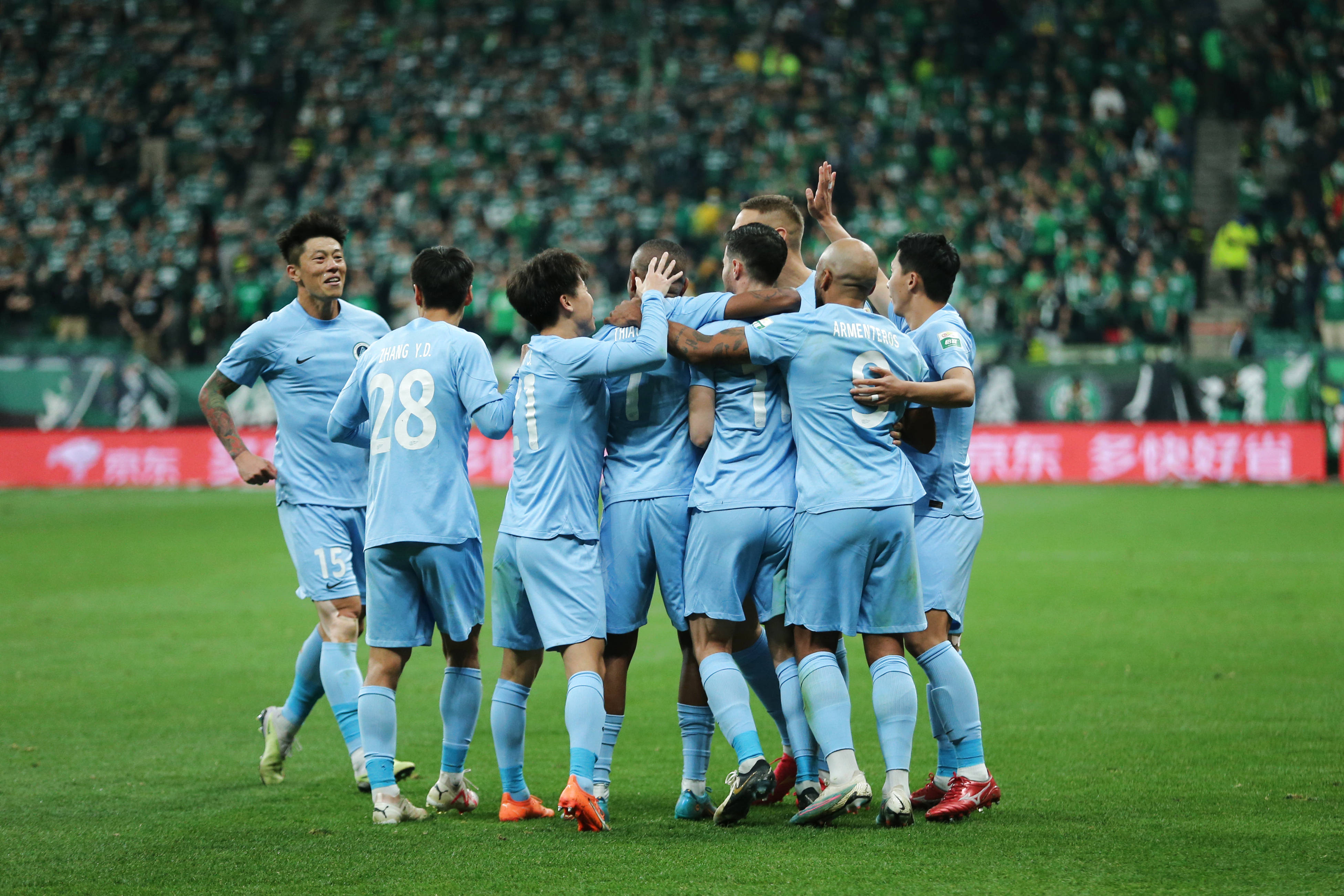 紧张对决,足球赛场上胜者将晋级下一轮! 紧张对决,足球赛场上胜者将晋级下一轮!