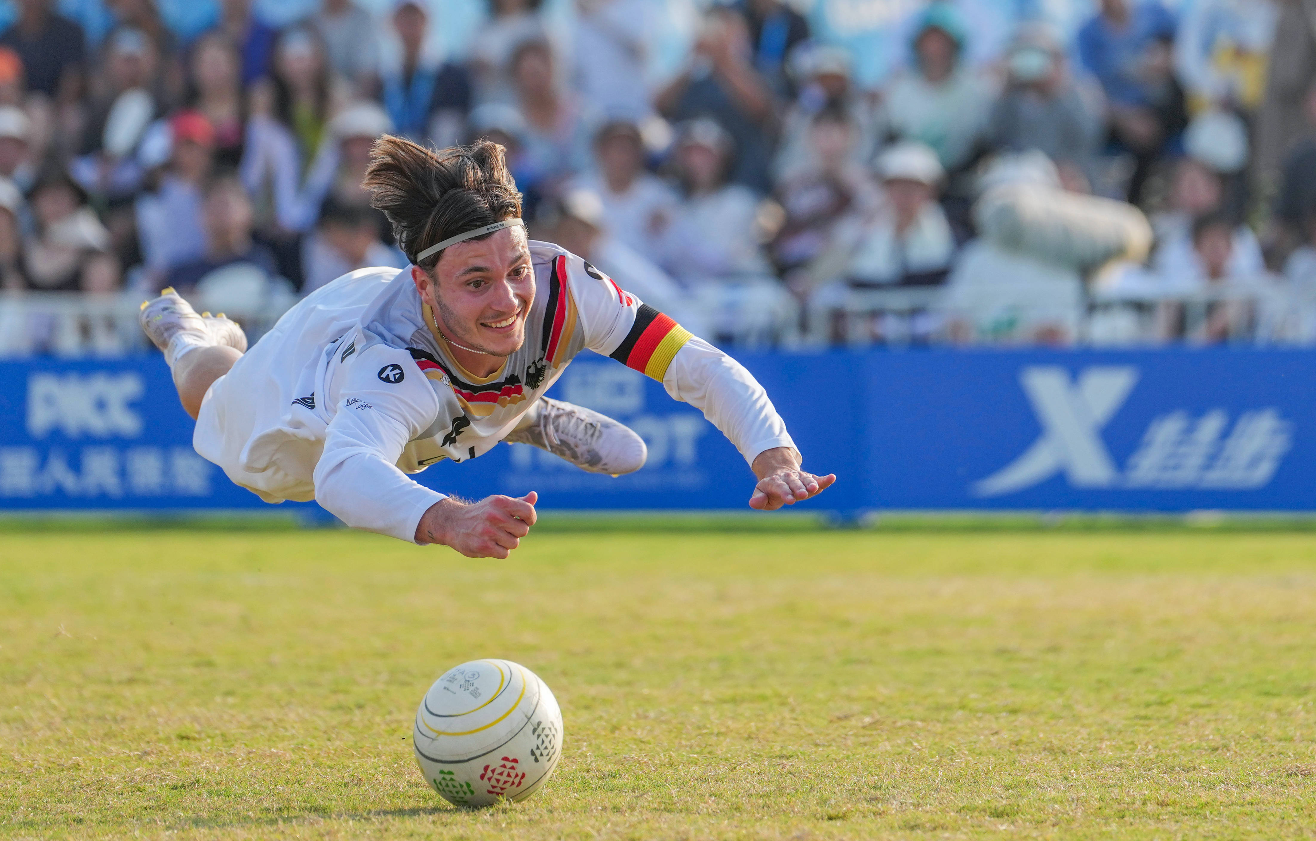 开云下载-球队成员庆祝夺得国际赛冠军