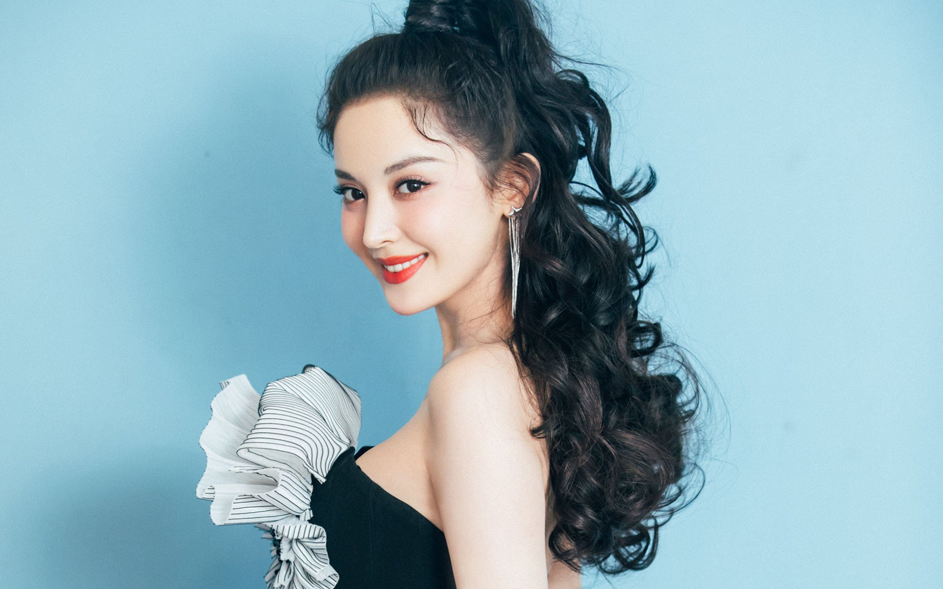 开云体育中国-欧文44分天神下凡,尼克斯主场力克广东队,东决关键战上演个人英雄主义史诗